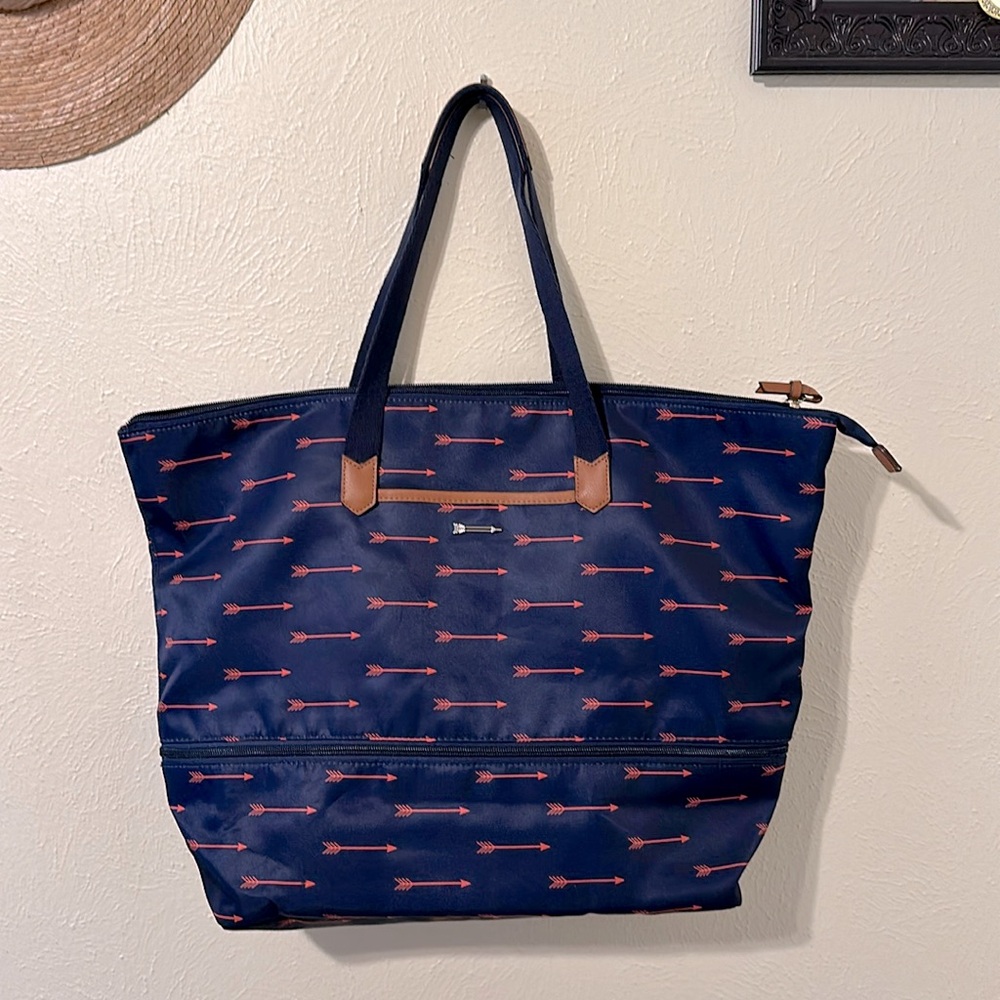Stella and dot tote bag
Stella & Dot Great for traveling.
